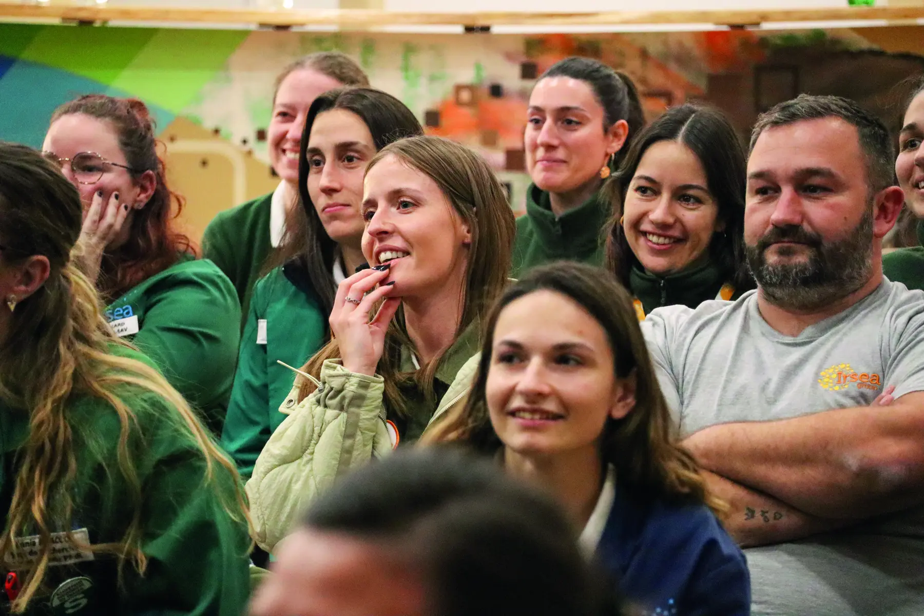 Des collaboratrices et collaborateurs du Groupe, souriants, lors d’une réunion d’équipe