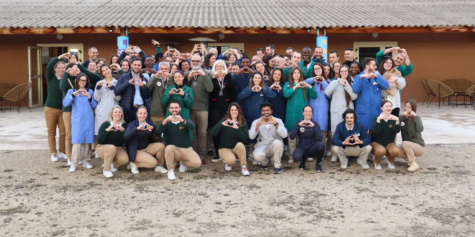 Les collaboratrices et collaborateurs du Group-IRSEA réunis, formant un cœur de leurs mains