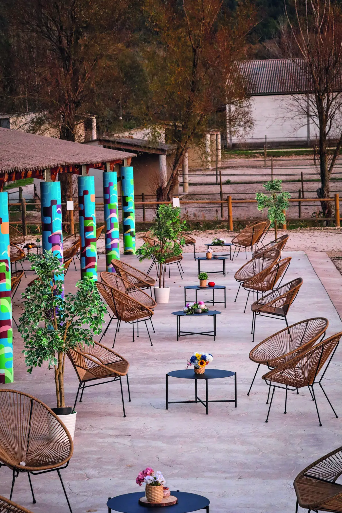 Terrasse ombragée avec fauteuils et tables basses pour l’accueil des invités